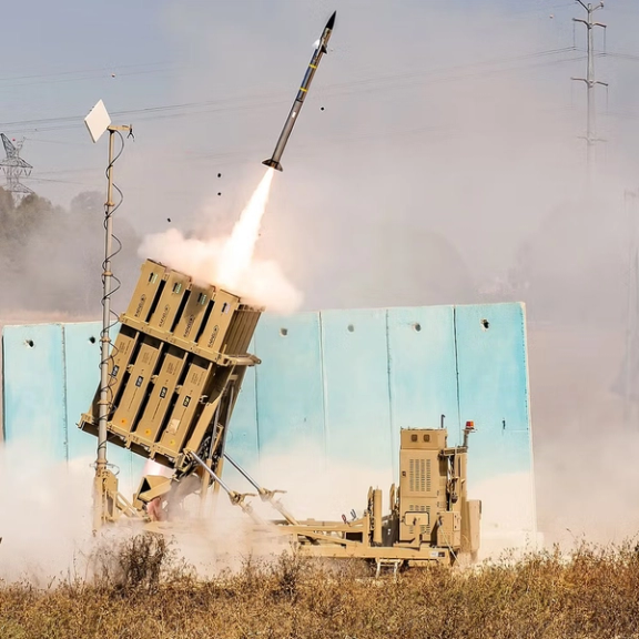 إسرائيل تعزز دفاعاتها الصاروخية بعد تهديدات إيران