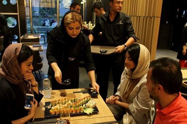 "حرب المقاهي"... لماذا يخشى النظام الإيراني من تجمعات الشباب؟