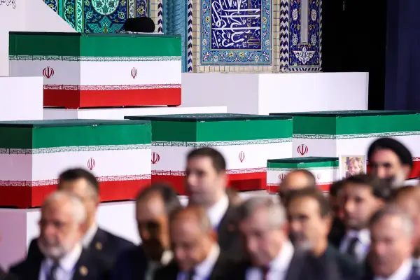 شبحِ رهبر در مراسم تدفین: بودن و نبودن مجتبی چه معنایی دارد؟