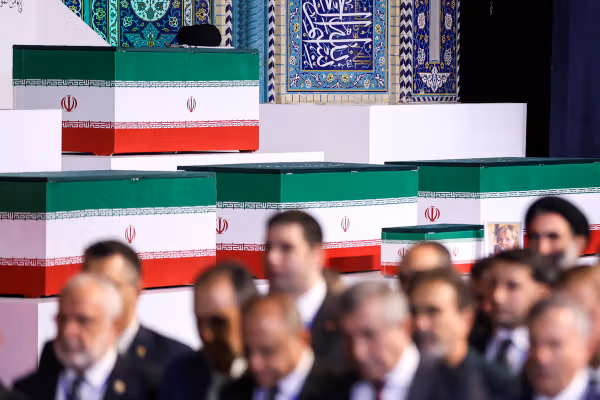 شبحِ رهبر در مراسم تدفین: بودن و نبودن مجتبی چه معنایی دارد؟