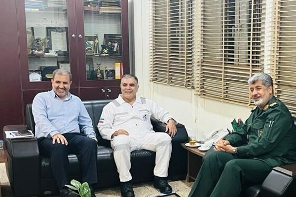 وزير النفط الإيراني يناقش مع الحرس الثوري تأمين حقول النفط وسط تهديدات بهجوم إسرائيلي