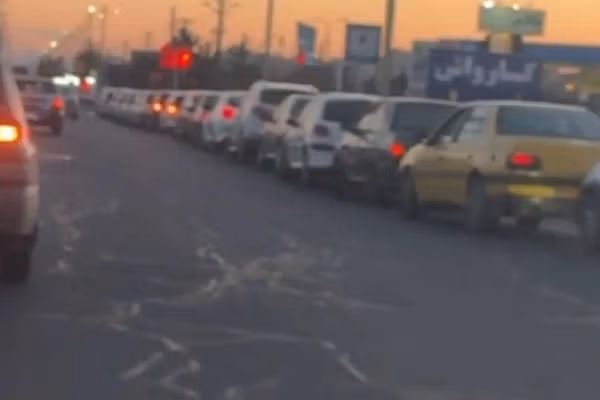 شهروندان: برخی پمپبنزینها در تهران و کرج تعطیل و سوخت جیرهبندی شده