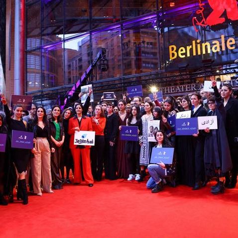 تجمع دهها سینماگر بر فرش قرمز جشنواره فیلم برلین در حمایت از خیزش انقلابی مردم ایران