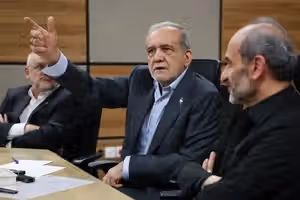 حكومة بزشكيان تهاجم التلفزيون الإيراني بعد حذف تصريحاته حول تأييد خامنئي للتفاوض مع أميركا