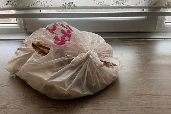 تاثیر بحران صنعت پتروشیمی؛ فروشگاهها هزینه جداگانه برای پلاستیک خرید میگیرند