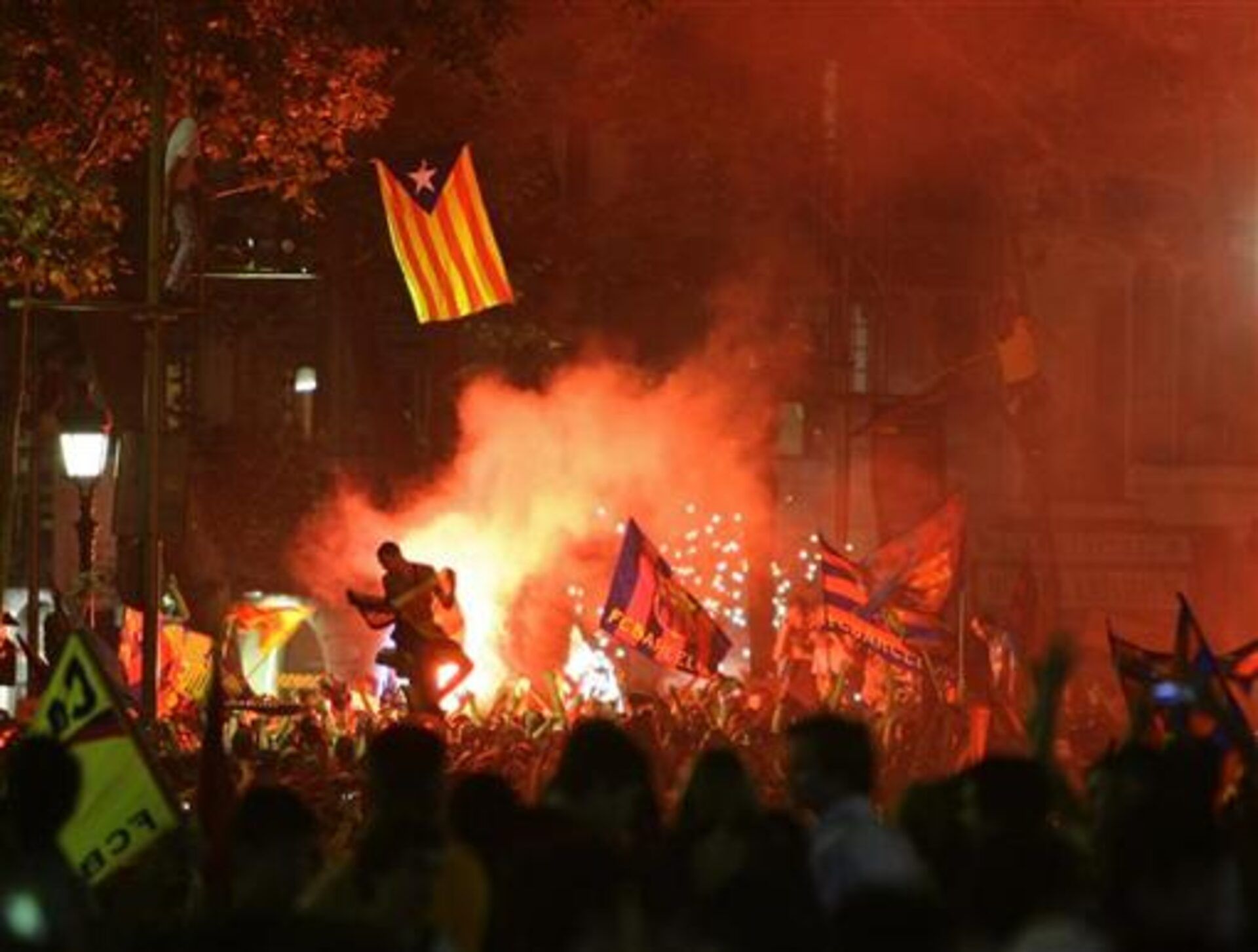 اتوبوس هواداران بارسلونا در بلژیک در آتش سوخت