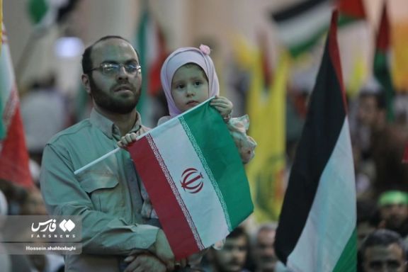 A man and his daughter during a regime-sponsored event in support of Hamas in the city of Qom (October 2023)