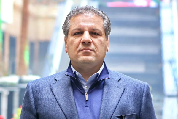 بریتانیا علی انصاری، بنیانگذار بانک آینده و مالک ایرانمال، را تحریم کرد