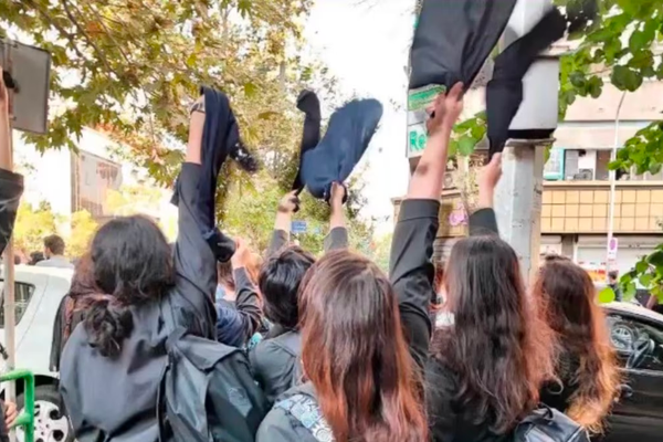 رغم عدم صدور قانون الحجاب.. "الأمر بالمعروف" الإيرانية تبعث برسائل تحذير لغير المحجبات