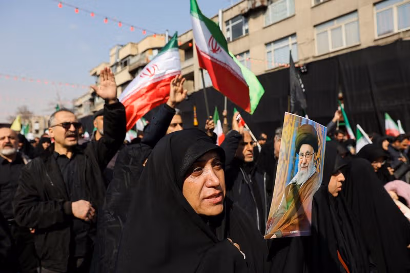 چرا جمهوری اسلامی زیر بمباران هم مردم را به خیابان میخواند؟