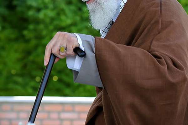 مداح دفتر رهبر: خامنهای عصای موسی در آستین دارد