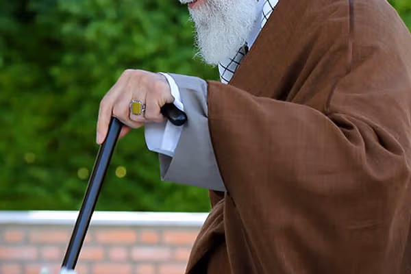 مداح دفتر رهبر: خامنهای عصای موسی در آستین دارد