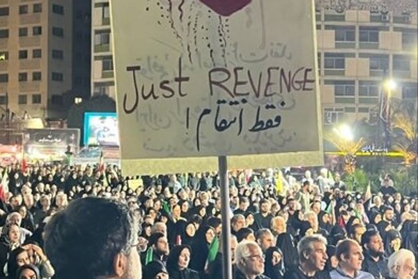 لافتة تحمل صورة للرئيس الأميركي مقطوع الرأس في مراسم تشييع علي خامنئي