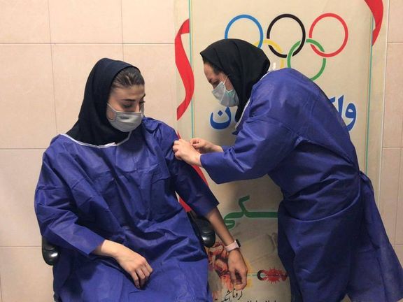 واکسیناسیون ورزشکاران المپیکی ایران؛ زنان از روی لباس واکسن زدند