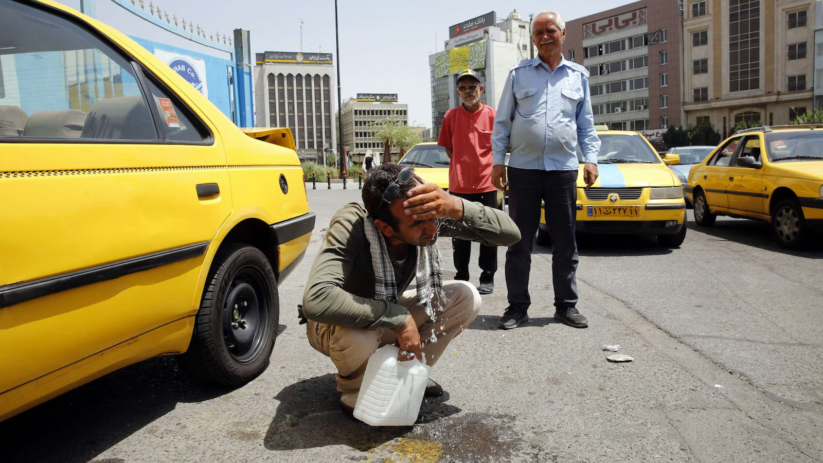 بسبب الارتفاع الحاد في درجات الحرارة.. إغلاق واسع النطاق للمكاتب والبنوك في إيران 