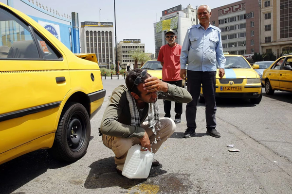 بسبب الارتفاع الحاد في درجات الحرارة.. إغلاق واسع النطاق للمكاتب والبنوك في إيران