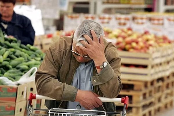 شكاوى عمالية من رواتب لا تتجاوز 85 دولارا.. ونقابيون ينتقدون "البدع الخادعة" للنظام