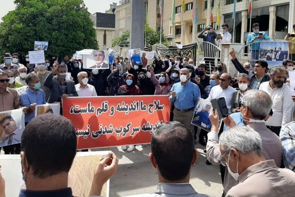 آلاف المعلمين الإيرانيين يدعمون حملة توقيع 100،000 للإفراج عن زملائهم المسجونين