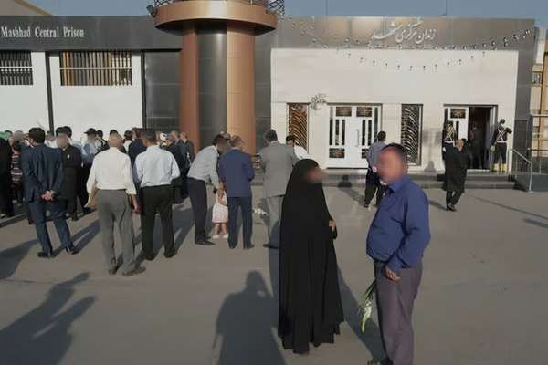 ۳۰ زن بازداشتشده در بندهای فاقد امکانات زندان وکیلآباد مشهد نگهداری میشوند