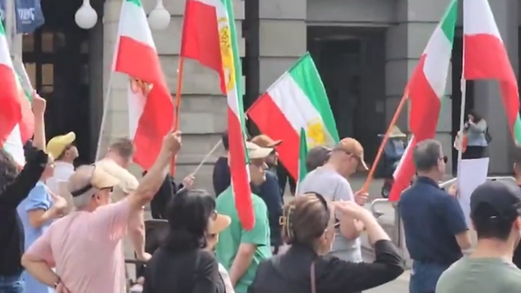 Iranian diaspora in Australia protesting against dissident rapper Toomaj Salehi's death penalty