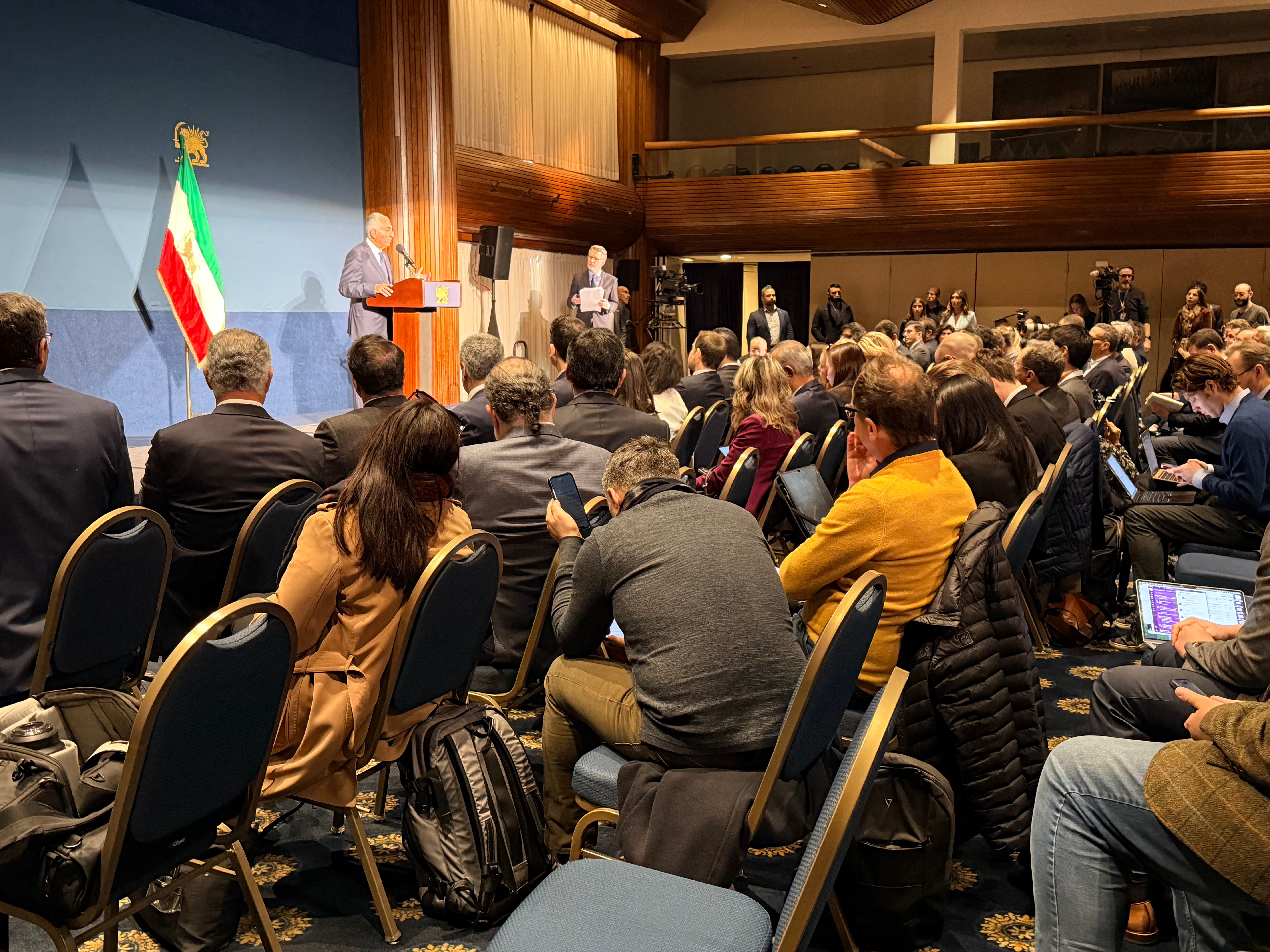 شاهزاده رضا پهلوی: حضور میلیونی مردم حکومت را مجبور به سرکوب با عوامل خارجی کرد