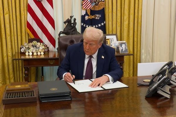 بعد توقيعه أمر استئناف "الضغط الأقصى".. ترامب: مستعد للتفاوض مع الرئيس الإيراني