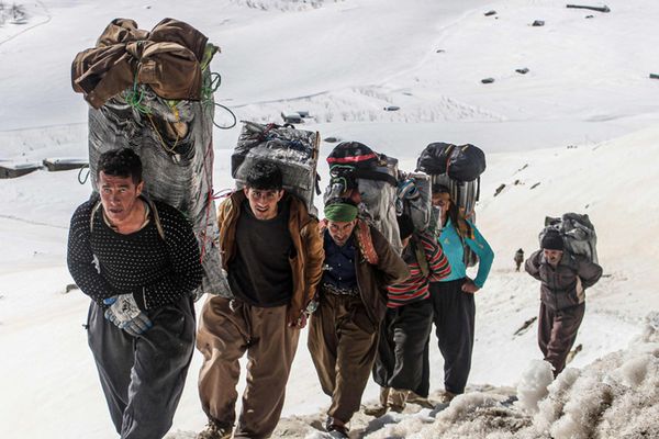 "حقوق الإنسان في إيران": مقتل المزيد من العتالين وناقلي الوقود برصاص القوات الإيرانية