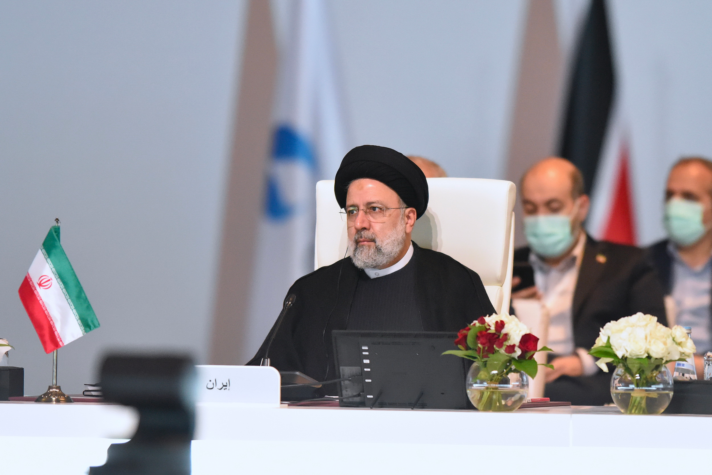 الرئيس الإيراني يطالب المجتمع الدولي بمنع العقوبات في النفط والغاز.. ويؤكد: "غير فعالة"