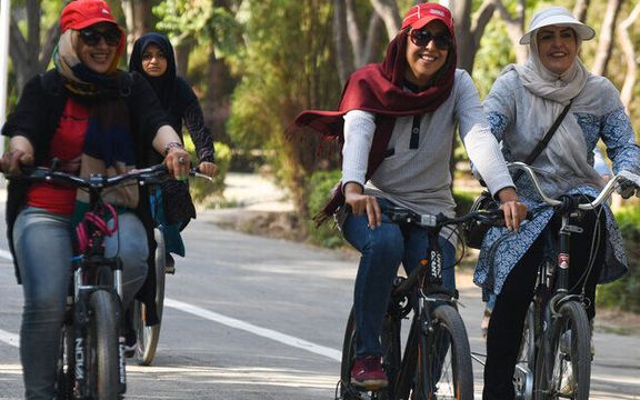امامجمعه موقت اصفهان: اگر زنان با اندام و موهای معلوم دوچرخهسواری کنند درست نیست