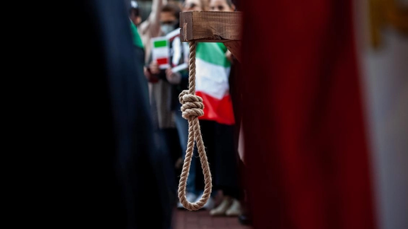 التهمة غامضة والسجناء يعترضون.. السلطات الإيرانية تحاول إعدام سجين سياسي للمرة الثالثة