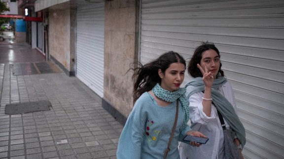 Iranian women defying hijab in public