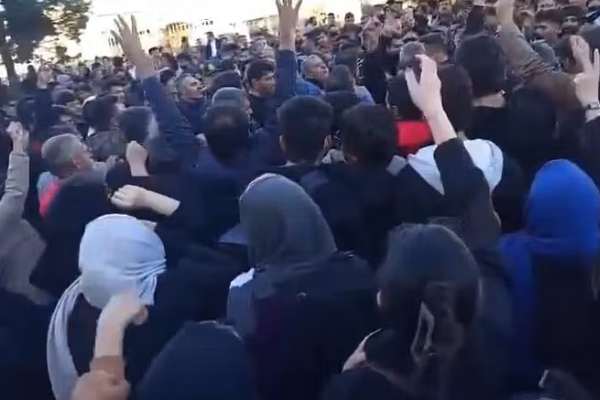 والاستریت ژورنال: برخلاف پیشبینیها، اعتراضات در ایران پس از جنگ ۱۲ روزه گسترش یافت