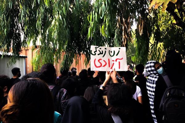 انطلاق الاحتجاجات الطلابية.. والنظام يدفن أحد الصحافيين سرا.. وأنجلينا جولي تدعم الانتفاضة