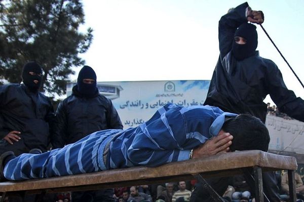 جلد صحافي إيراني بعد كشفه "فساد" أحد البرلمانيين