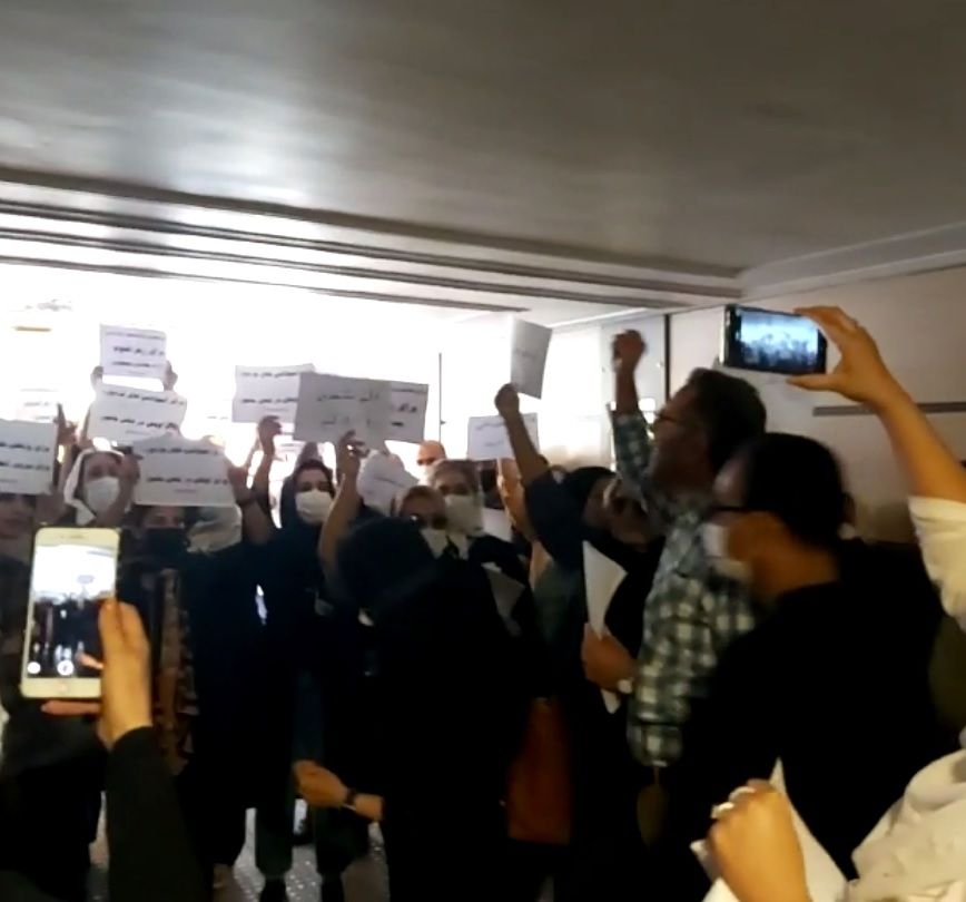 أطباء طهران وأصفهان يدعون للتظاهر رغم الاعتداء على تجمعهم جنوبي إيران 