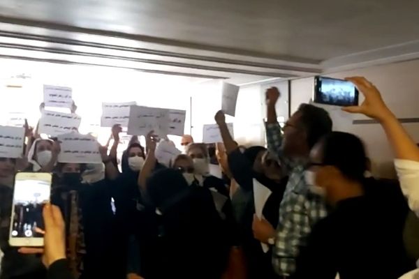 أطباء طهران وأصفهان يدعون للتظاهر رغم الاعتداء على تجمعهم جنوبي إيران