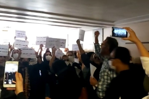 أطباء طهران وأصفهان يدعون للتظاهر رغم الاعتداء على تجمعهم جنوبي إيران