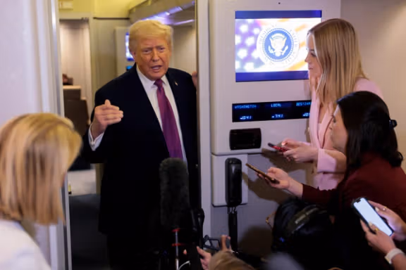 ترامپ: آمریکا به هر شکل ذخایر اورانیوم با غنای بالا در ایران را به دست میآورد