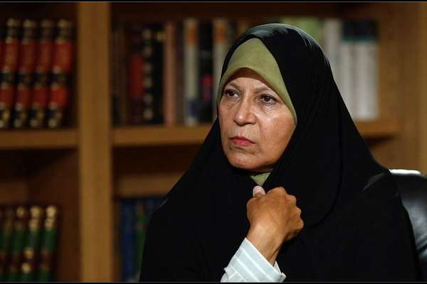فائزة هاشمي تنفي استفادتها من "امتيازات خاصة" في السجن.. وسجينة سياسية تصفها بـ "الكاذبة"