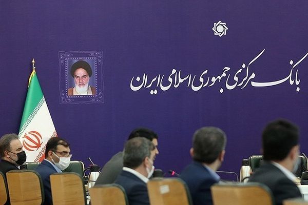 وسائل إعلام دولية: فشل المحادثات النووية وراء أزمة العملة الإيرانية وعزل رئيس "المركزي"