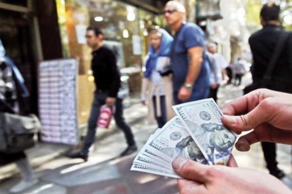 الشرطة الإيرانية تعتقل 42 شخصًا من "المتلاعبين" بسوق الصرف الأجنبي في طهران