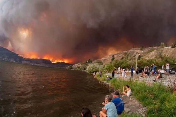 آتشسوزیهای گسترده کانادا: دهها هزار نفر از اهالی دو استان مجبور به تخلیه خانهها شدند