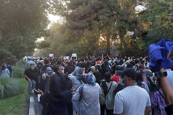 احتجاجات إيران في اليوم الثامن: تصاعد القمع.. وضرب عناصر الأمن.. ووعود بـ"ستارلينك"