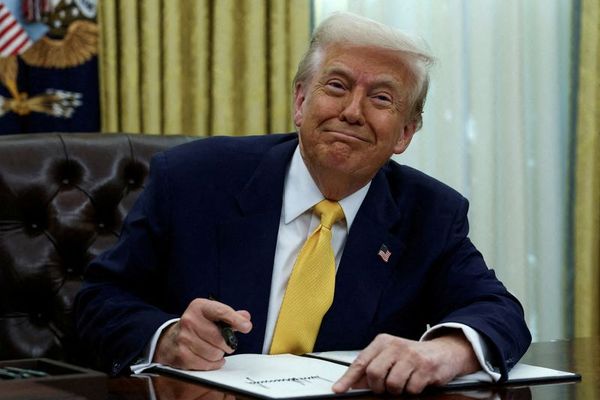 ترامب يهدد نظام طهران.. ويهنئ الشعب الإيراني بعيد النوروز