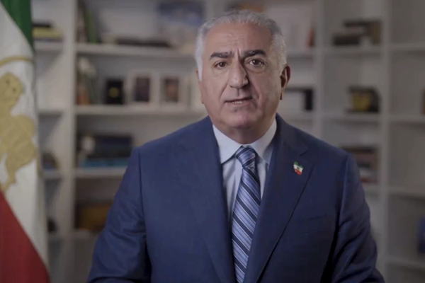 شاهزاده رضا پهلوی: برافراشتن پرچم شیر و خورشید به دست نظامیان تصویر شجاعت روزافزون ملت است