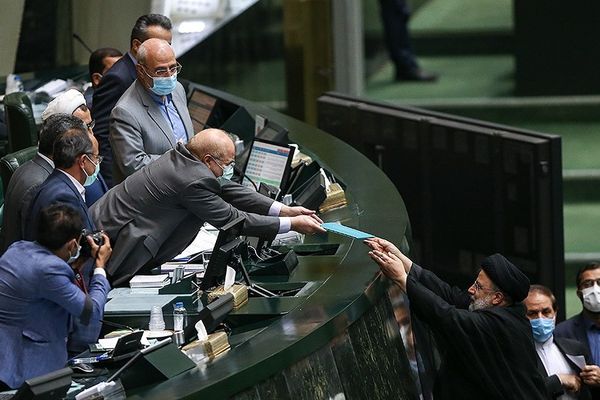 ميزانية إيران المقبلة: زيادة 56 % لإعلام النظام.. وتوقعات ببيع 1.2 مليون برميل يوميا