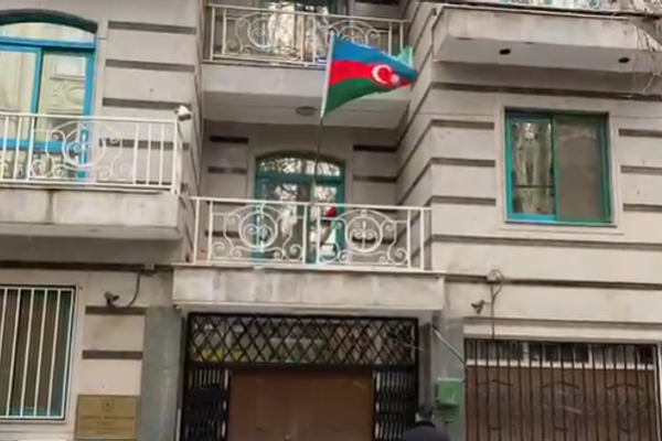 تنديد بالاعتداء على سفارة أذربيجان لدى إيران.. وطهران تعلن مقتل شخص واعتقال المنفذ