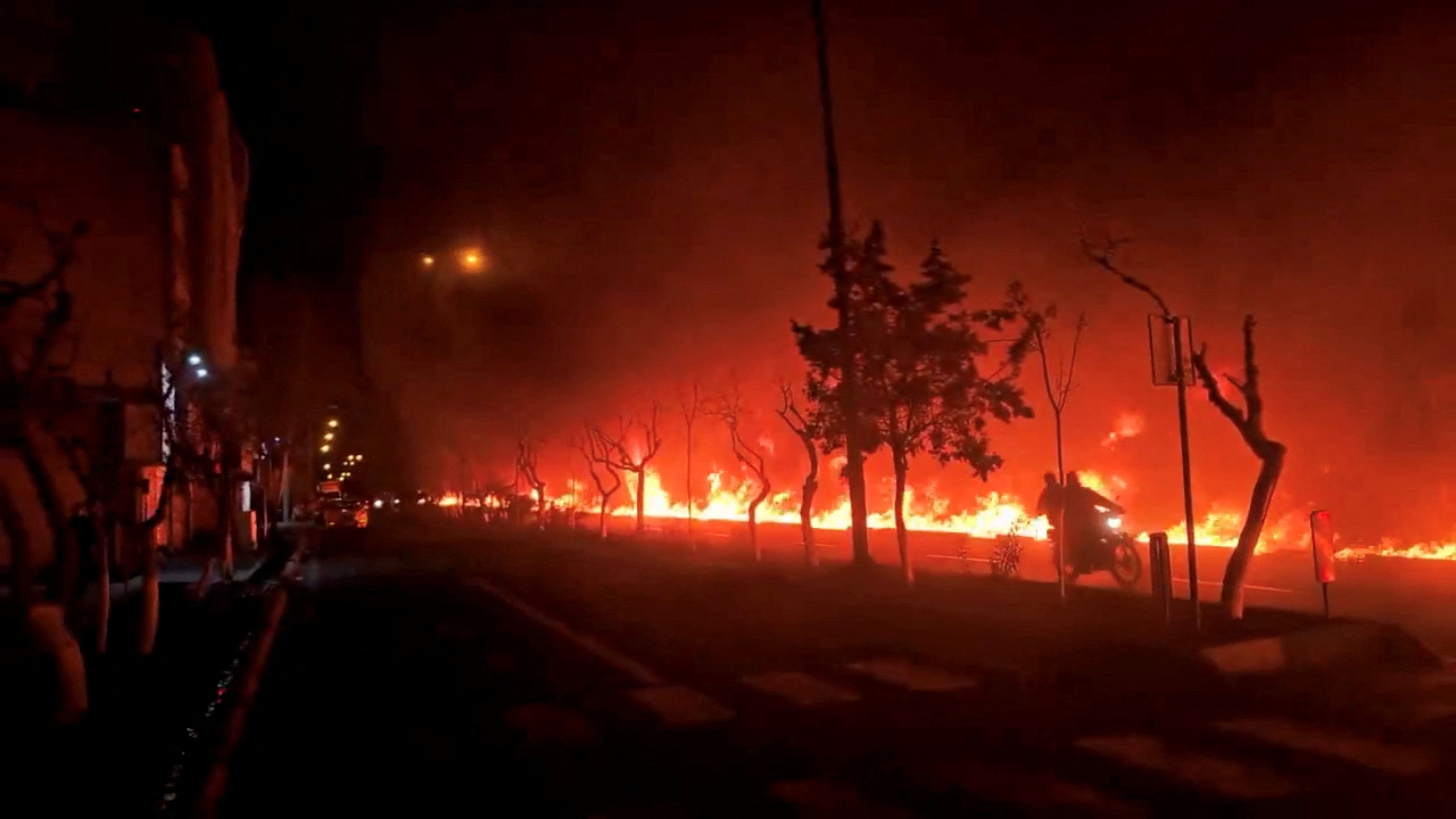 سایت دیده‌بان ایران از عرضه بنزین سیار با قیمت لیتری ۲۰۰ هزار تومان در تهران خبر داد