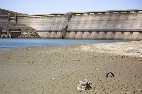 مسؤول إيراني: تحذير بزشكيان بشأن أزمة مياه طهران جاء متأخرًا للغاية والواقع "أشد رعبًا"