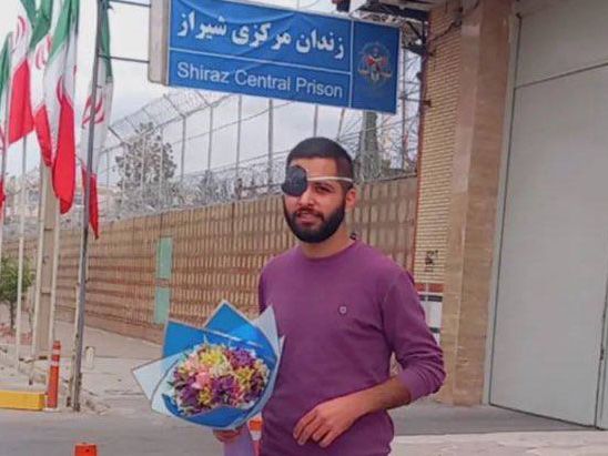حسین حسینپور، آسیبدیده چشمی، از زندان عادل آباد شیراز به مرخصی درمانی اعزام شد